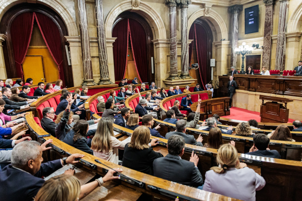 Aprovada moció al parlament per garantir dues setmanes d’activitats de lleure educatiu a l’estiu